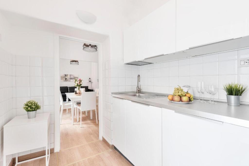 Apartment By The Colosseum - White Chic Flats روما المظهر الخارجي الصورة